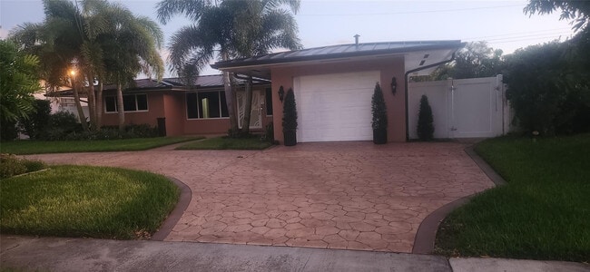 Building Photo - 4206 Hayes St Unit Efficiency