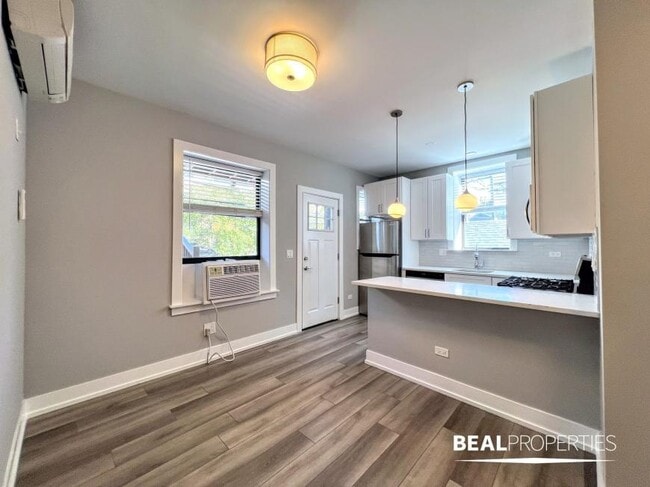 Building Photo - 1 bedroom in CHICAGO IL 60613 Unit E1