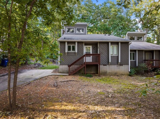 Newly Updated 2 Bedroom, 2 Bath Duplex nea... - Newly Updated 2 Bedroom, 2 Bath Duplex nea... House