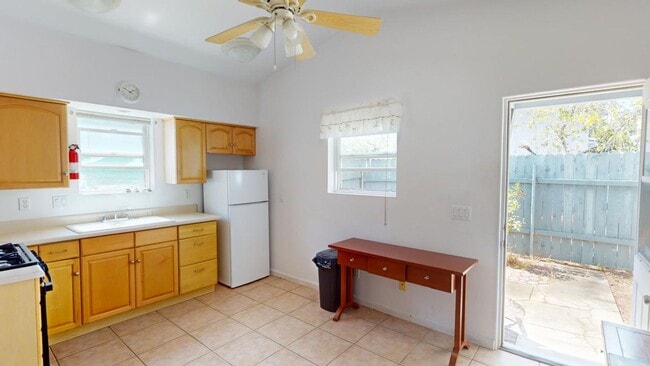 Photo - Charming One-Bedroom Backhouse in the cent...