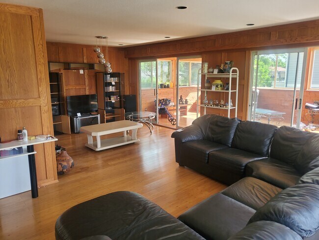 4154 Lake Ave