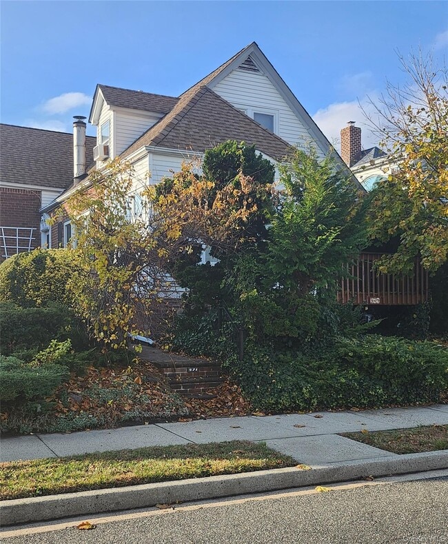 Building Photo - 571 Laurelton Blvd Unit Lower Level