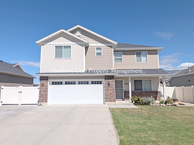 Building Photo - 5 Bed 2.5 Bath SFH