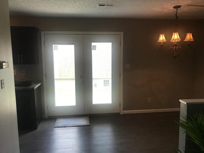 Photo - 2104 Silverbrook Dr