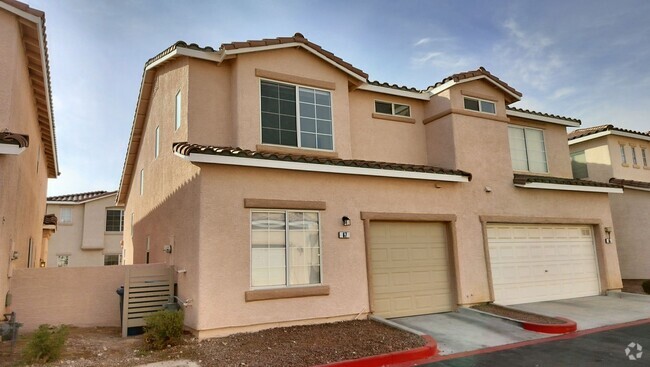 Building Photo - Townhome designed for comfort in gated com...