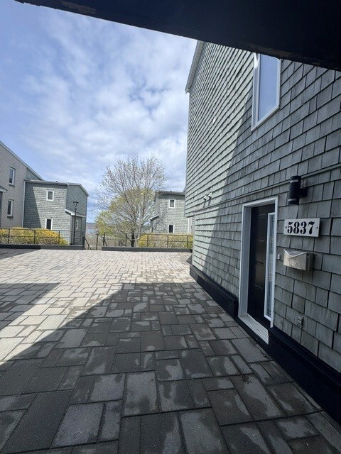 Photo - 5837 Gainsborough Pl