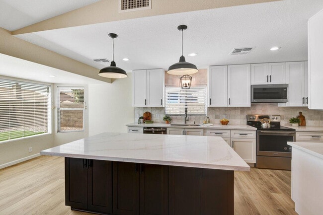 Building Photo - 7331 W Windrose Dr
