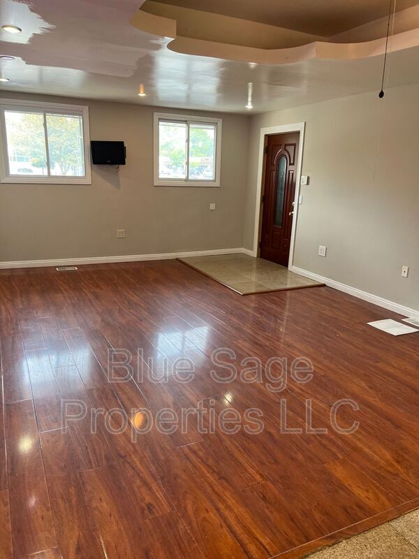Photo - 17 S Church Ln