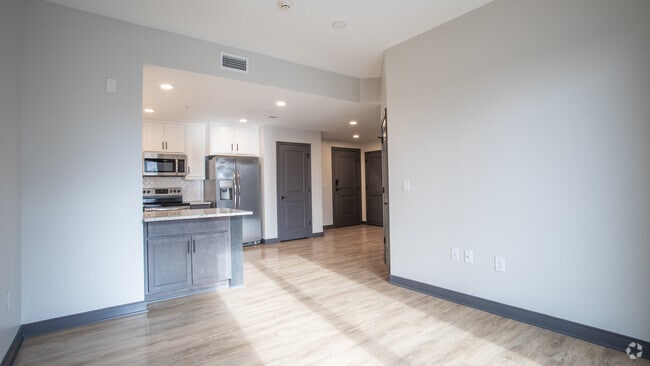 1HAB,1BA,-693SF - The Crest at Westhampton Commons