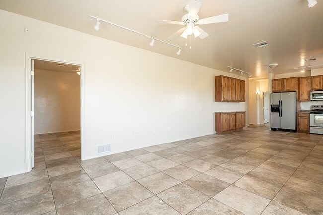 Photo - 642-642 E Lester St