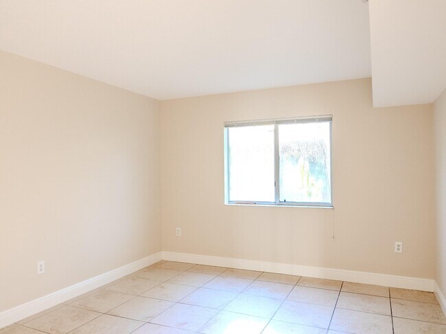 Photo - 4785 SW 62nd Ave Unidad 102
