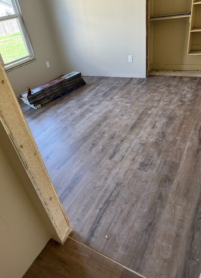 Photo - 405 E 10th St