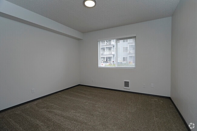 3BR, 1BA - 920SF