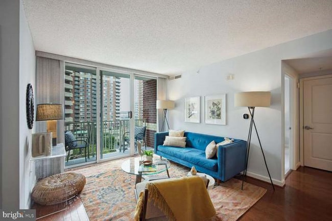 Building Photo - 880 N Pollard St Unit 723