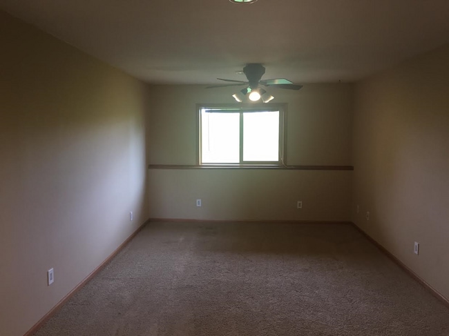 Sala de estar en la planta baja con ventilador de techo - 15604 84th St NE