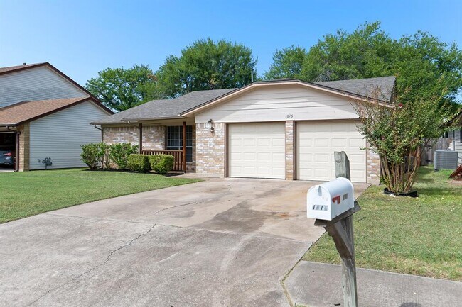 Photo - 1816 Goodson Ln