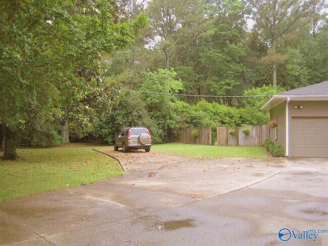 Photo - 4000 Garth Rd SE