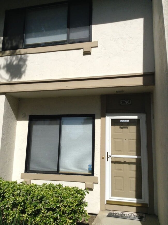 Building Photo - Stunning Townhouse on Mission Boulevard of Fremont