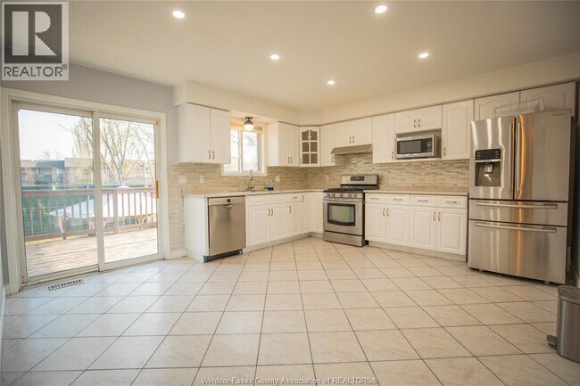 Photo - 569 Cabana Road E