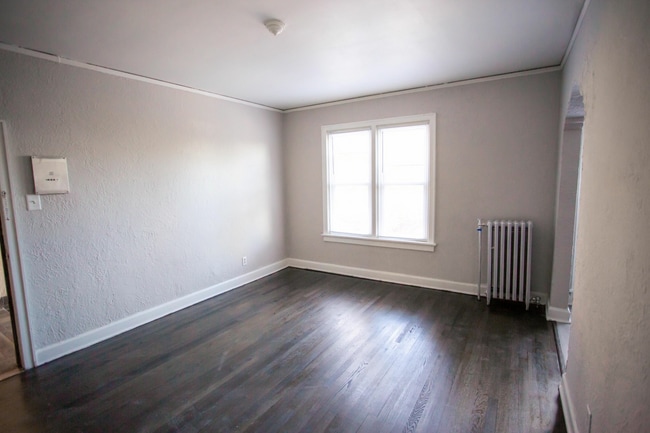 1B1BGolden Eagle Flats 611 interior_02.jpg