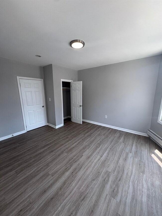 Photo - 180 Bayview Ave
