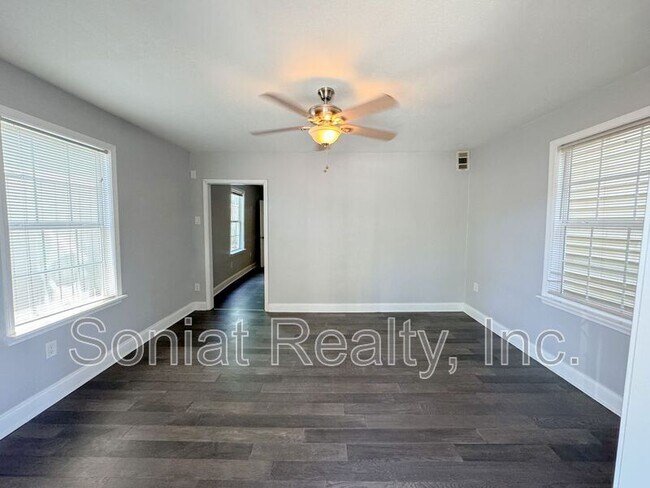 Photo - 3216 Banks St