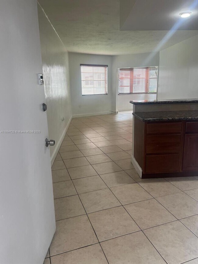 Photo - 1663 NE Miami Gardens Dr Unidad 139
