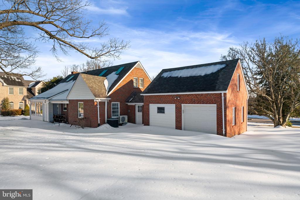 Photo - 1688 Chain Bridge Rd