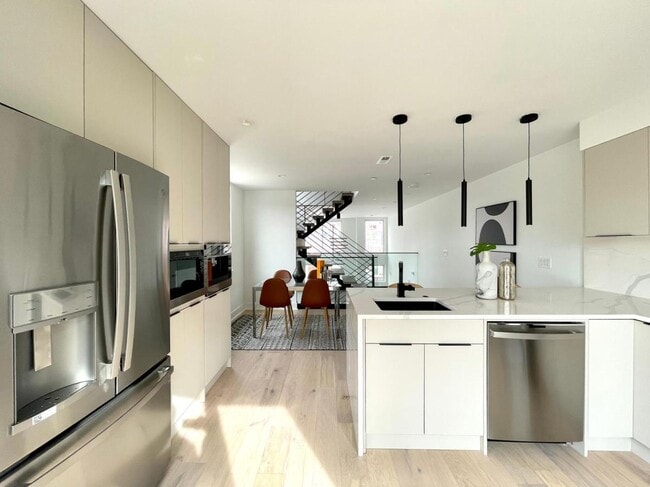 Photo - 2610 E Hagert St