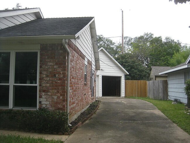 1907 Sedgie Dr
