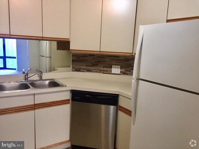 Building Photo - 2020 Walnut St Unit 8J Rental