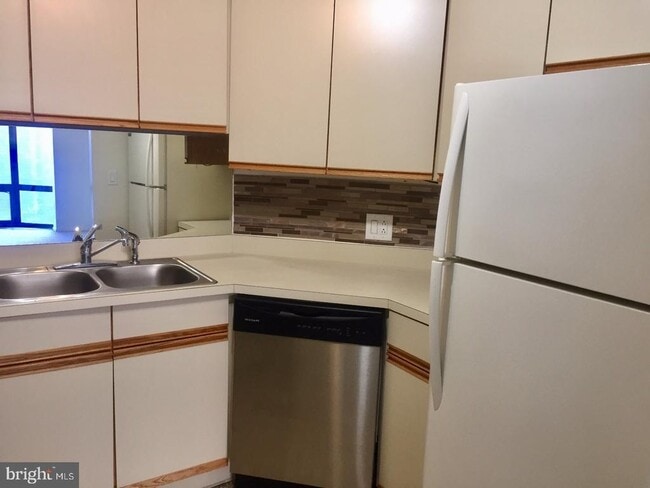 Building Photo - 2020 Walnut St Unit 8J Rental