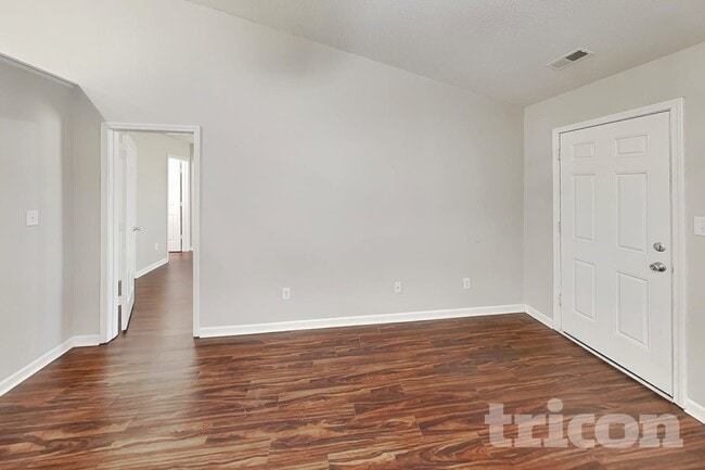 1424 Round Lake Rd