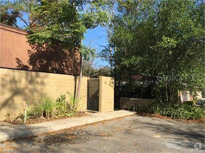 Building Photo - 2348 SW 34th Pl Unit B Rental