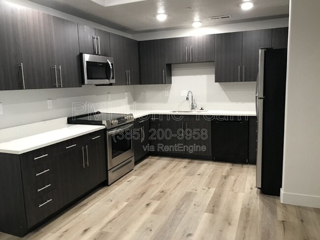 Building Photo - 2874 Kiesel Ave Unit 304