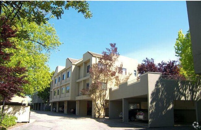 Building Photo - 2Br/1Ba Cute Condo Close to Downtown and H... Unit 421