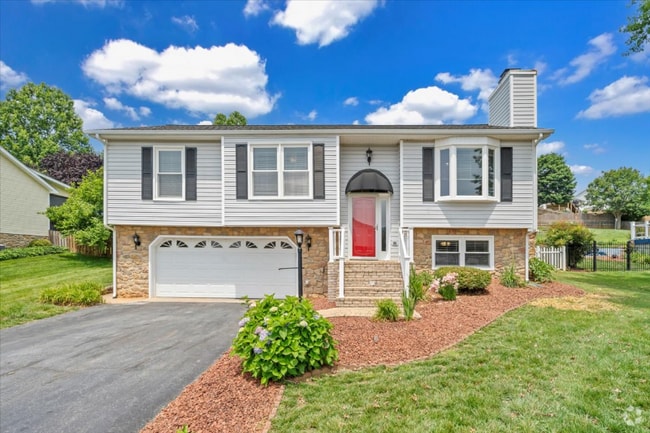 Building Photo - 1905 Summerfield Dr Rental