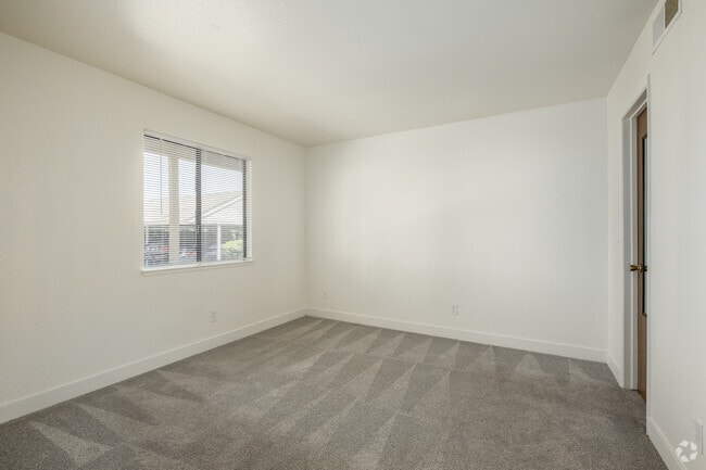 1BR, 1BA - 680SF - Bedroom