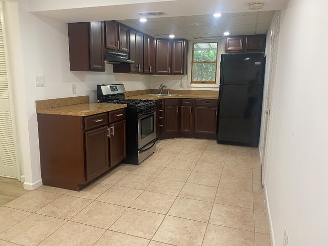 Building Photo - 46 Pearsall Pl Rental