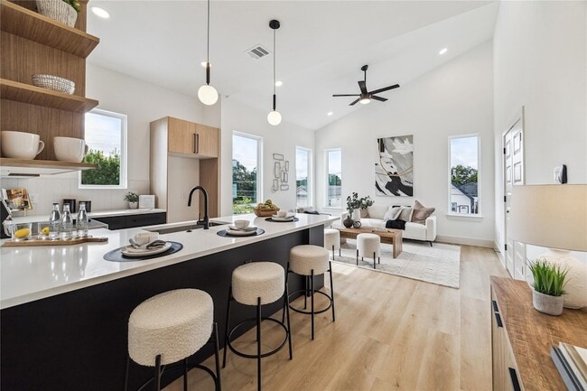 Building Photo - 415 Clearwater St Unit A