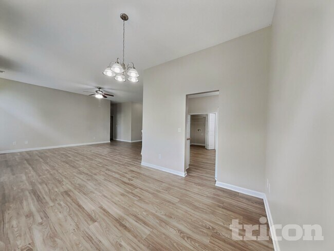 Photo - 47 McDonald St NW