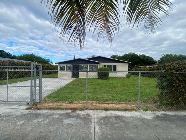 Photo - 746 NW 3rd St