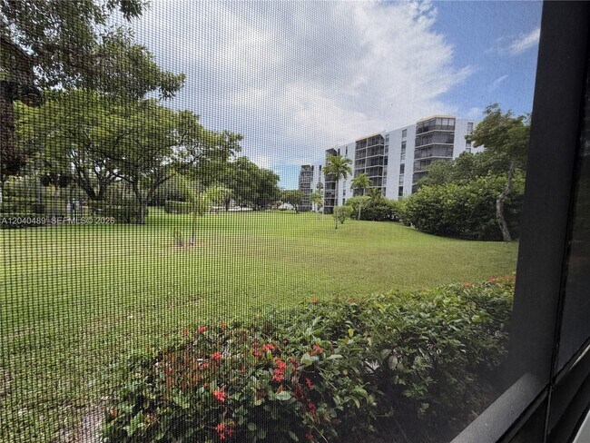 20500 W Country Club Dr Unit 109