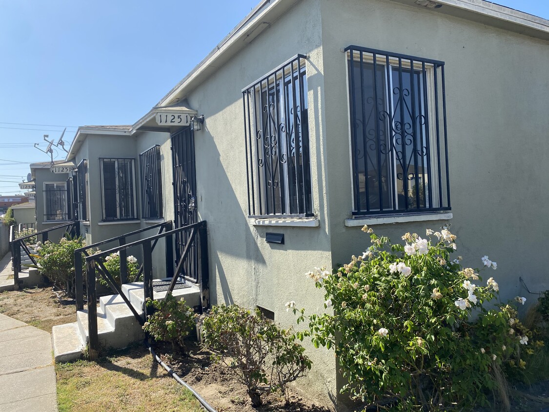 Photo - 11251 S Mariposa Ave (Los Angeles, CA)