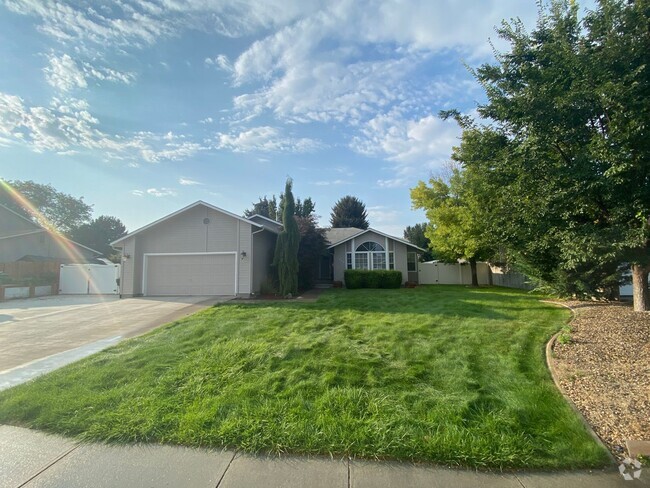 Building Photo - Beautiful 3bed, 2bath 2,550sq.ft. home in ...