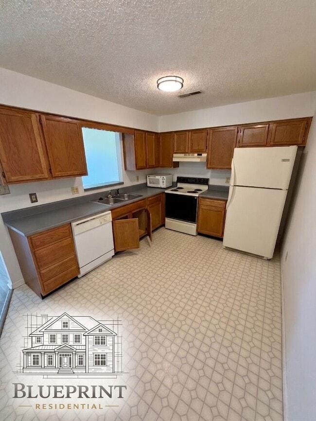 Great condo available now!
