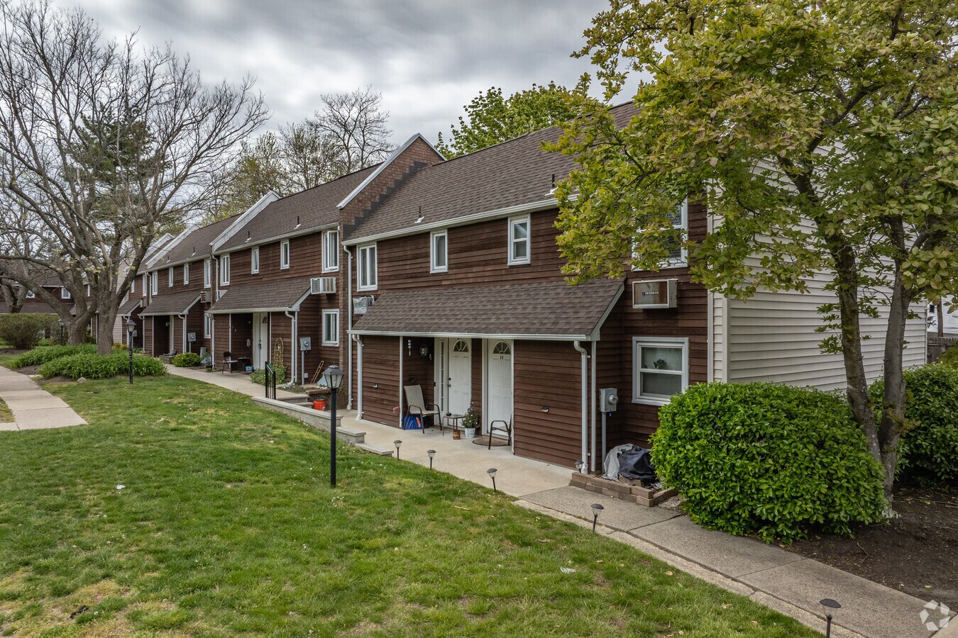 600 Clifton Ave - Hickory Leas Condominium