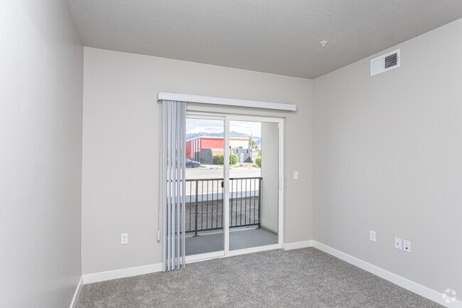 2BR, 1BA - 927 SF