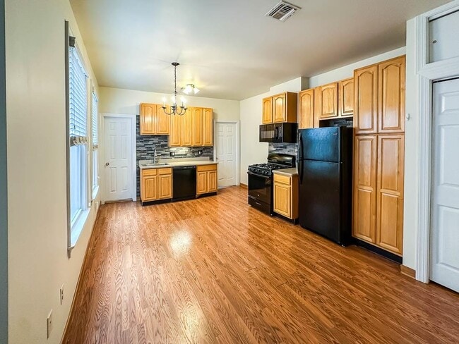 Building Photo - 394 Woodlawn Ave Unit 2 Rental