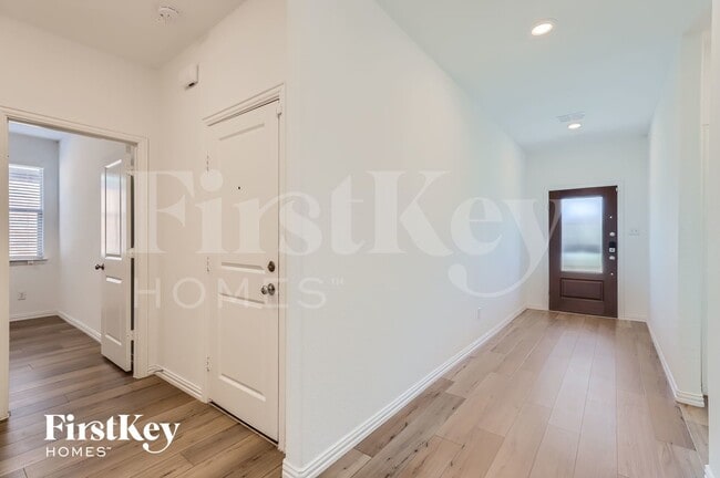 Photo - 212 Wyndemere Ln
